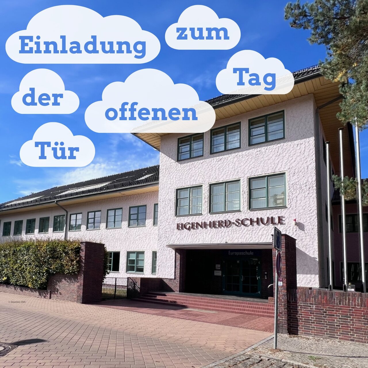Foto Schulgeb&auml;ude mit Text in Wolken